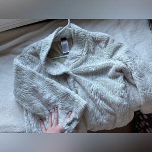 size medium white fluffy patagonia jacket. 100% polyester coat